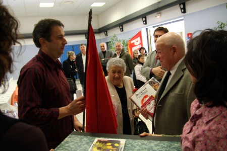 Le drapeau rouge remis à Esprit