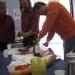 Tout comme une partie des camarades se restaurant 